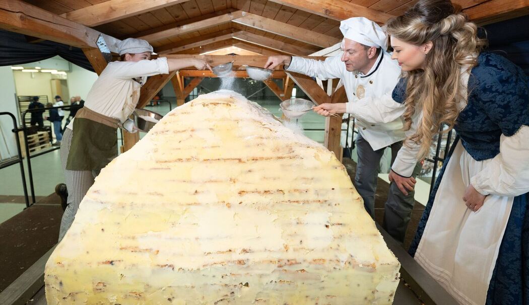 Dresdner Bäcker arbeiten an Riesenstollen für das Stollenfest