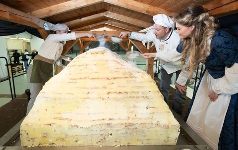 Dresdner Bäcker arbeiten an Riesenstollen für das Stollenfest