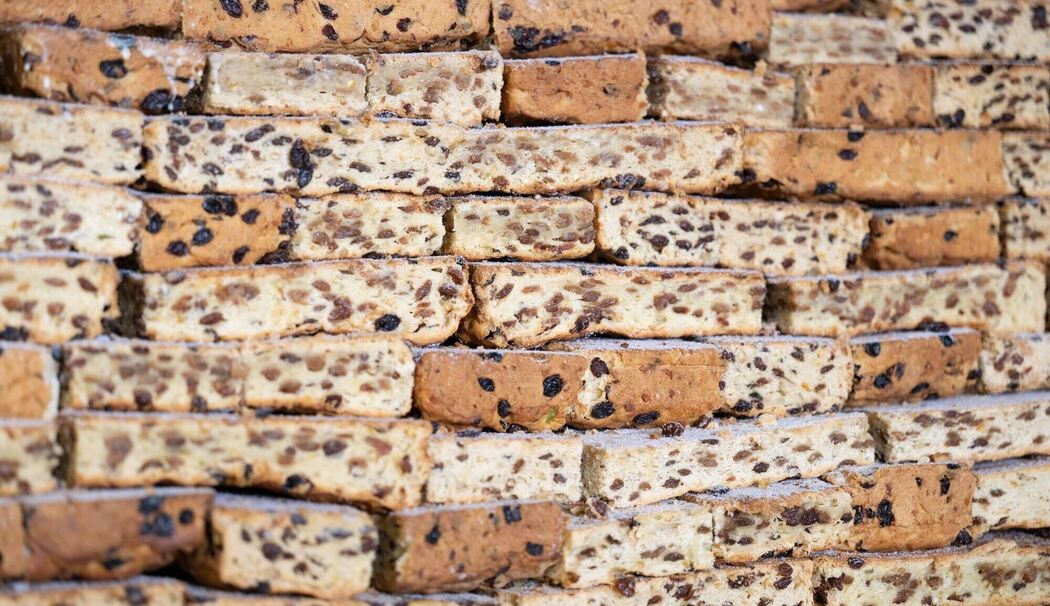 Dresdner Bäcker arbeiten an Riesenstollen für das Stollenfest