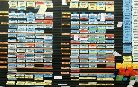 Schilder mit den Vornamen auf einem Dienstplan