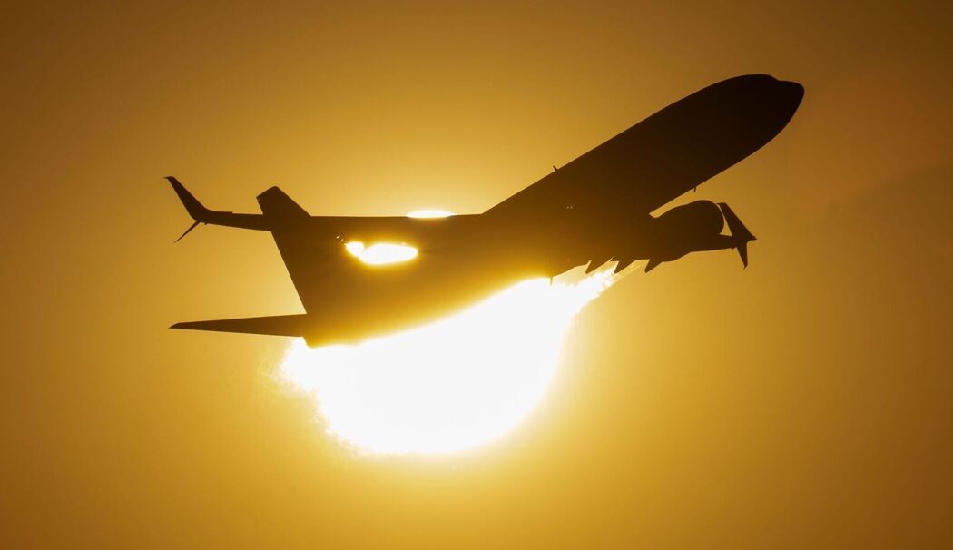 Flugzeug vor der Sonne