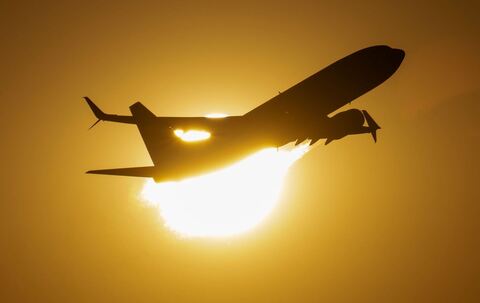 Flugzeug vor der Sonne