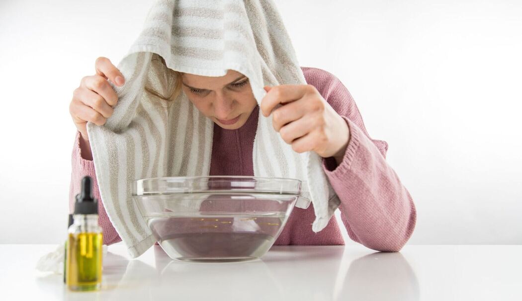 Eine Frau macht ein Dampfbad