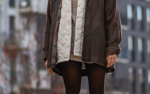 Eine Frau im Zwiebellook