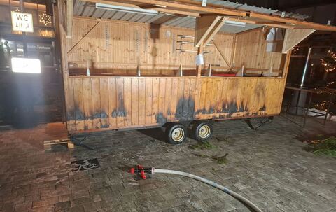 Buden am Christkindlmarkt in Schorndorf angezündet