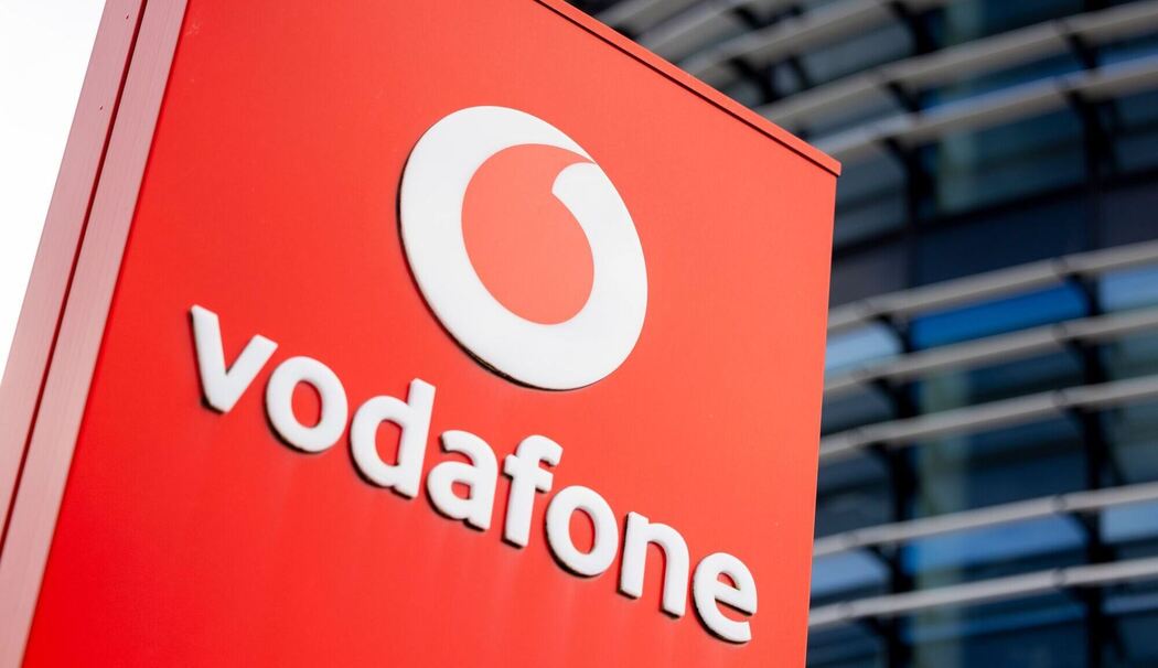 Firmenschild mit dem Logo von Vodafone steht vor Konzernzentrale
