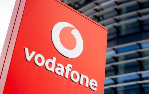 Firmenschild mit dem Logo von Vodafone steht vor Konzernzentrale