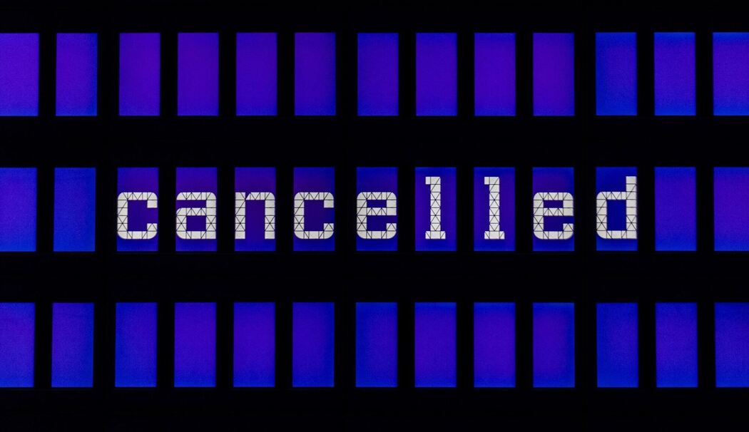 Ein Flug wird auf der Anzeigetafel als gestrichen ausgewiesen