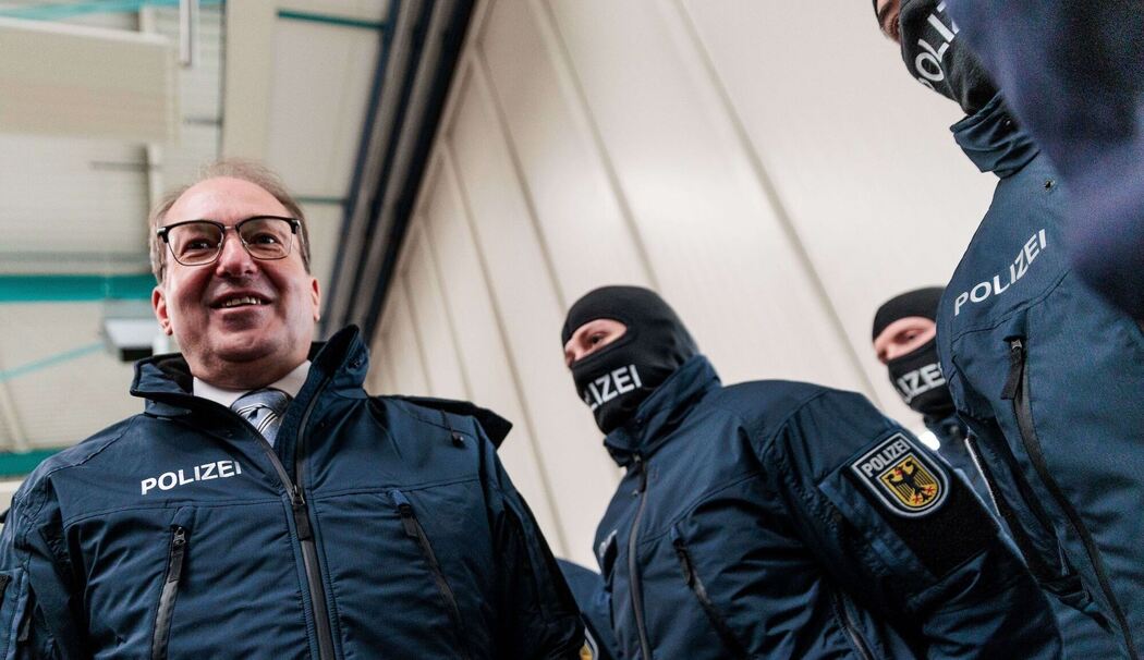 Innenminister Dobrindt stellt Drohnenabwehr in Dienst