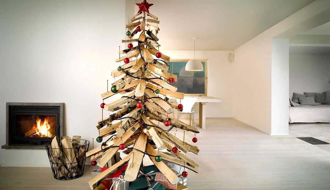 Christbaum aus Holzscheiten